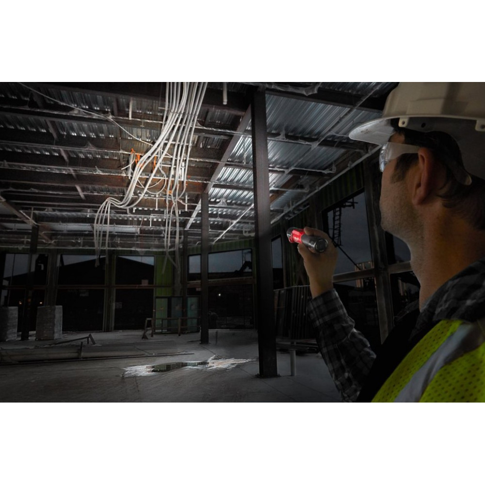 Аккумуляторный фонарь Milwaukee L4 PWL-301 (4933479765)