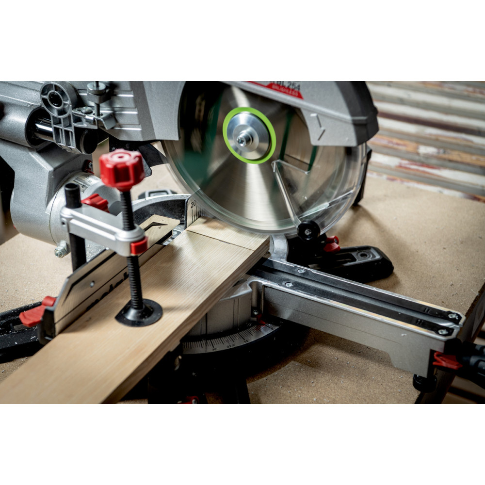 Акумуляторна пила торцювальна Metabo KGS 18 LTX BL 305 (614305850)