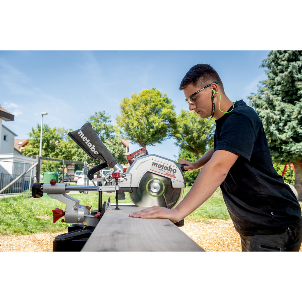 Акумуляторна пила торцювальна Metabo KGS 18 LTX BL 305 (614305850)